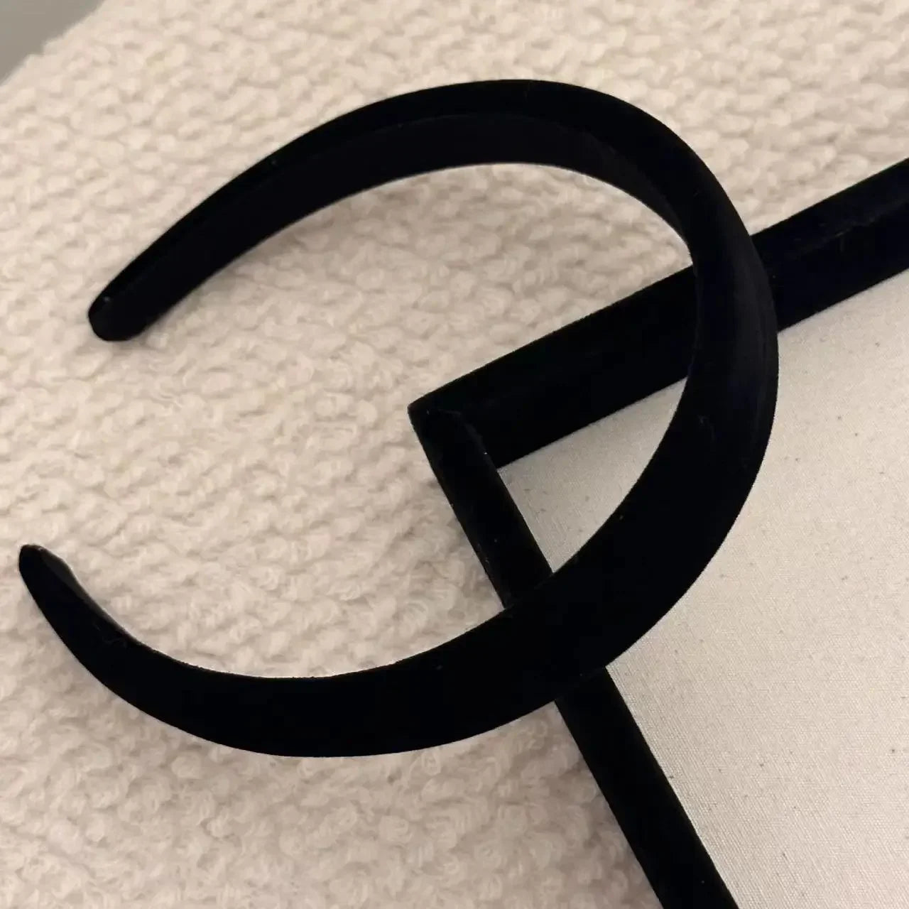 Women's Casual Black Plastic Headband for All Seasons